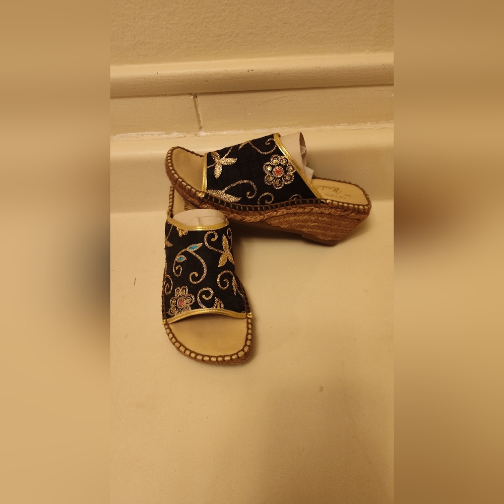 Andre Assous Size 7 Sandal Wedges